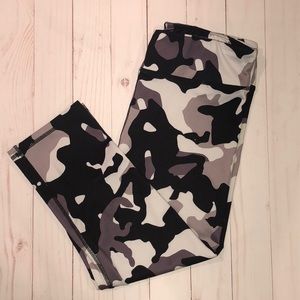 Aros cropped camo Active leggings size medium